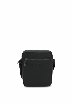 Lille sort crossbody taske med frontlomme med lynlås og præget BOSS-logo, tekstureret materiale og justerbar strop på hvid baggrund.