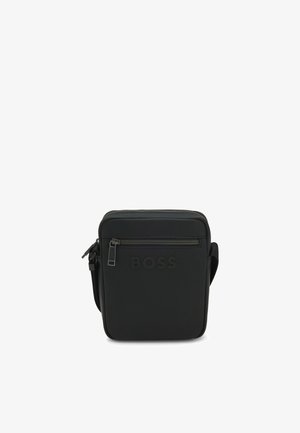 Kleine zwarte crossbodytas met voorvak met rits en geperst BOSS-logo, gestructureerd materiaal en verstelbare band op witte achtergrond.