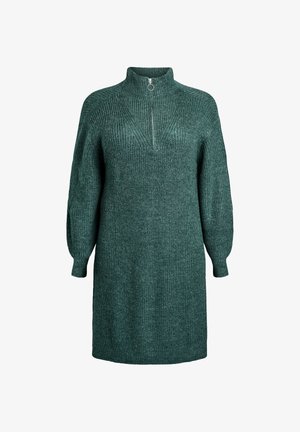 Robe en tricot vert profond avec un col haut et une demi-fermeture éclair, présentant une texture côtelée et des manches ballon, coupée au niveau des cuisses.