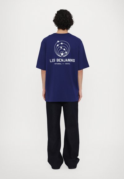 Les Benjamins OVERSIZED TEE  - Μπλουζάκι με στάμπα - midnight