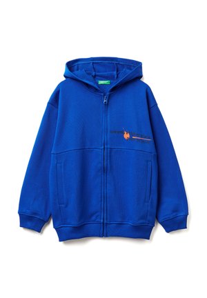 Haut à zip bleu, fabriqué en tissu doux, avec une poche kangourou avant et un détail en texte orange sur le côté gauche.