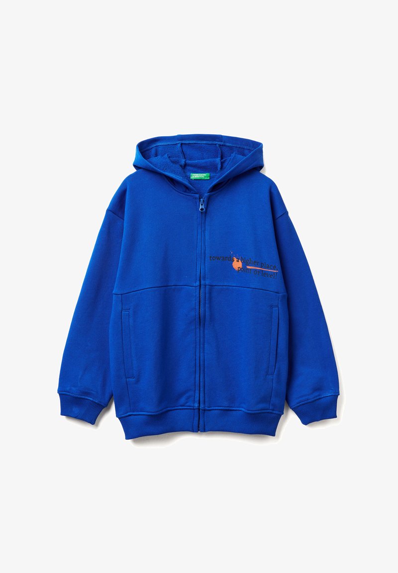 Blauwe zip-up hoodie, gemaakt van zachte stof, met een voorste kangoeroezak en tekstdetail in oranje aan de linkerkant.