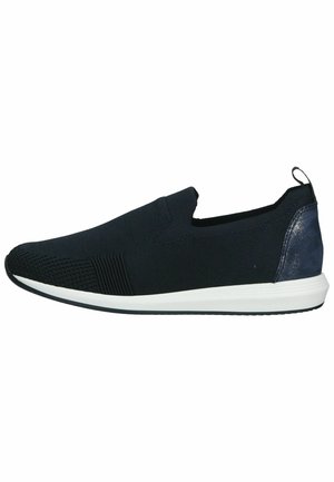 Schwarze Schlupfschuhe mit einem gestrickten Obermaterial, strukturierten Details und einer weißen Gummisohle. Hinteres Akzent aus einem glänzenden dunklen Material.