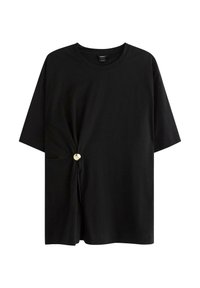 Maglietta nera in tessuto morbido, con maniche corte e dettaglio annodato sul lato sinistro con bottone dorato.