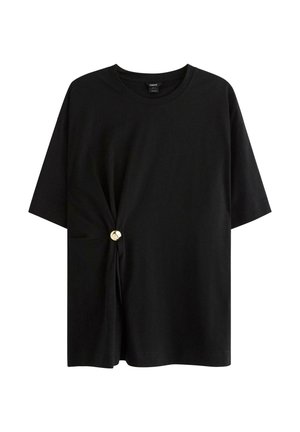 Maglietta nera in tessuto morbido, con maniche corte e dettaglio annodato sul lato sinistro con bottone dorato.