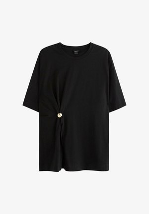 Maglietta nera in tessuto morbido, con maniche corte e dettaglio annodato sul lato sinistro con bottone dorato.