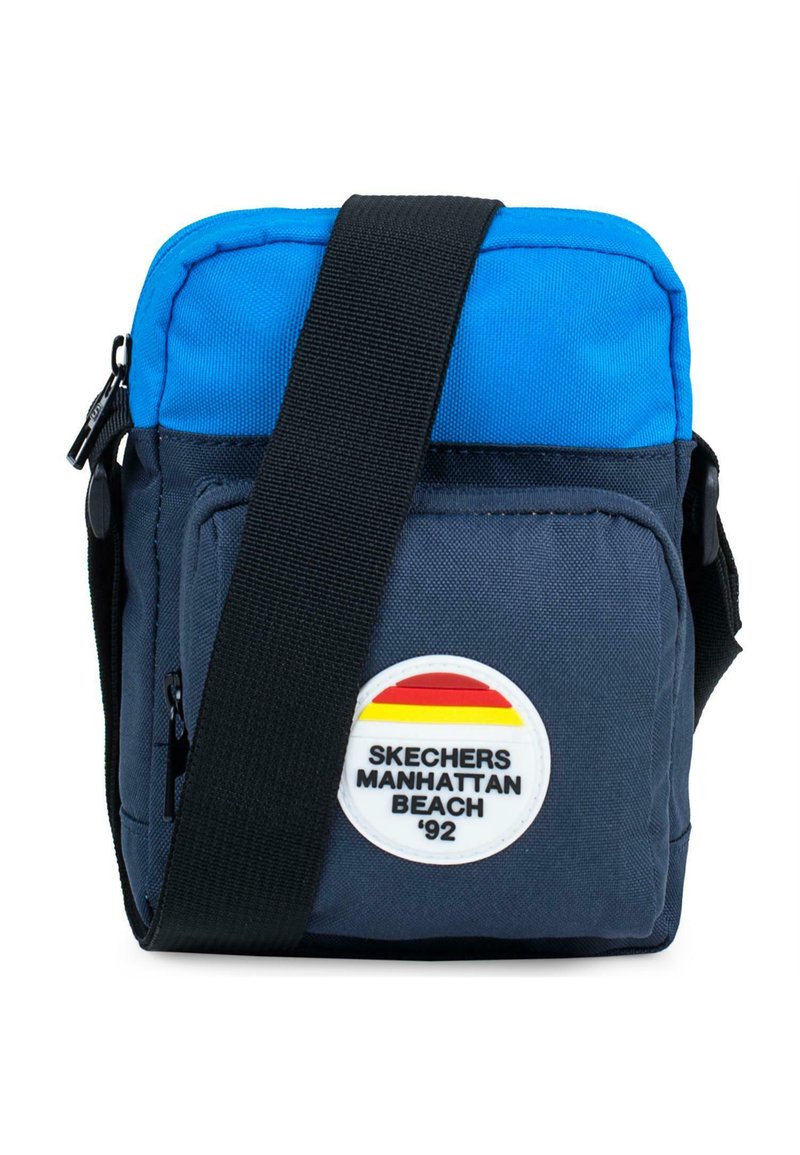 Pequeña bolsa cruzada con parte superior azul y cuerpo azul marino, cierre de cremallera, correa ajustable y un parche de logo redondo con texto y rayas.