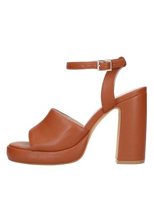 Sandale à talons hauts en cuir marron avec bout ouvert, bride de cheville réglable et talon épais. Texture lisse et design minimaliste.