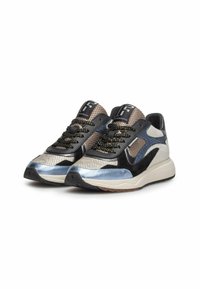 Miestne nízke tenisky v čiernej, béžovej, modrej a kovovo striebornej farbe s textúrovanou tkaninou, čiernymi šnúrkami a krémovými podrážkami.