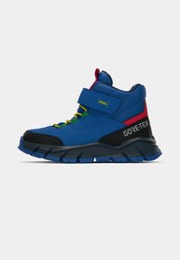 Modré vysoké tenisky s Velcro páskem, žlutými a zelenými tkaničkami, černými detaily a gumovou podrážkou s označením "GORE-TEX" na straně.