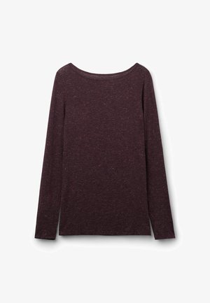 Haut à manches longues en marron foncé avec un tissu texturé. Présente un col rond et une coupe ample. Design simple, sans motifs ou accents visibles.