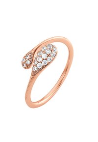 Anello in oro rosa caratterizzato da un design intrecciato con un gruppo di pietre rotonde e trasparenti che creano una forma a goccia. Fede liscia e lucida.