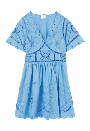 Vestido de algodón azul claro con bordes festoneados, mangas cortas y bordados intrincados con patrones de flores y mariposas.