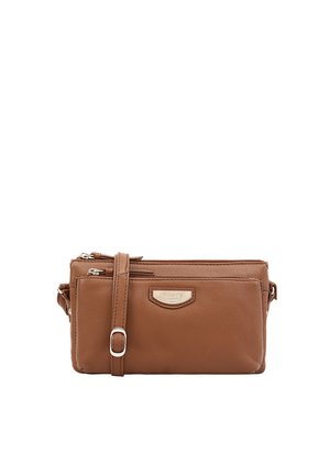 Sac bandoulière en cuir marron avec deux compartiments zippés, sangle réglable et plaque métallique du logo de la marque sur la poche avant.
