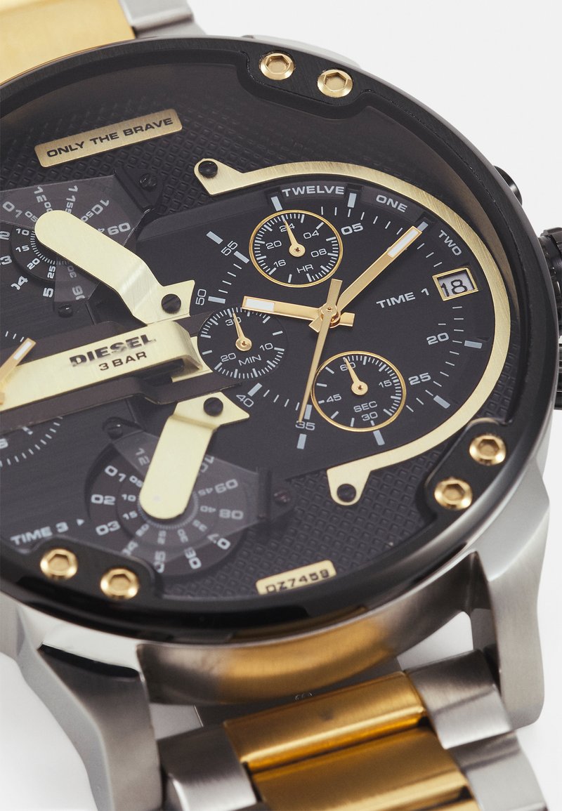 Schwarze und goldene Chronograph-Uhr mit strukturiertem Zifferblatt, drei Teilzifferblättern und Edelstahlarmband. Mit goldenen Akzenten und Datumsanzeige.