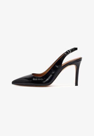 Zwarte lakleren slingback pump met spitse neus, verstelbare enkelriem en hoge slanke hak op witte achtergrond.