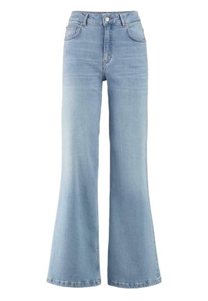 Jasnoniebieskie dżinsy w stylu dzwonów, wykonane z denimu, z wysokim stanem, wyraźną sylwetką i widocznymi szwami.