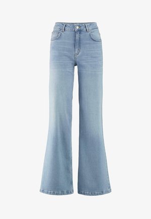 Jasnoniebieskie dżinsy w stylu dzwonów, wykonane z denimu, z wysokim stanem, wyraźną sylwetką i widocznymi szwami.