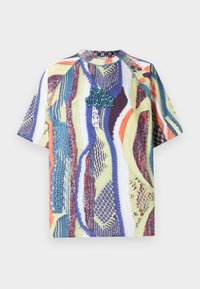 Kortærmet T-shirt med rund hals i en flerfarvet, abstrakt strikket mønster. Har en løs pasform og broderet tekstdetalje i grøn.