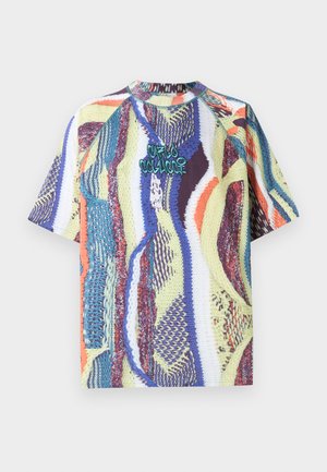 T-shirt a maniche corte, collo tondo con motivo a maglia astratto multicolore. Presenta una vestibilità ampia e dettaglio di testo ricamato in verde.