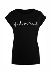Zwarte korte mouwen t-shirt met een witte grafiek van een hartslaglijn en bergsilhouet op de borst. Zacht materiaal, comfortabele pasvorm.