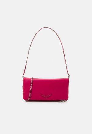 Borsa a mano rettangolare in pelle rosa acceso con tracolla a catena argento e piccolo logo alato in rilievo sulla patta frontale.