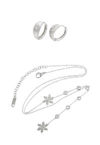 Cercei cercel argintii cu design texturat și accente strălucitoare, asortați cu un colier argintiu stratificat, decorat cu detalii de fulgi de zăpadă și pietre prețioase.