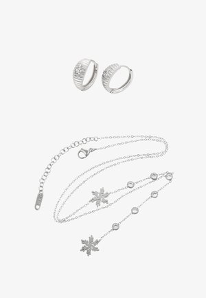 Orecchini a cerchio in argento con design lavorato e accenti scintillanti abbinati a una collana a più strati in argento con dettagli di fiocchi di neve e gemme.