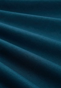 Textil en verde azulado profundo, con una textura suave y cortinas fluidas y suaves. La tela parece ligera con un patrón de tejido sutil y consistente.
