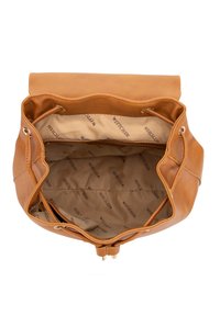 Kožená kabelka v tan barvě s měkkou strukturou, otevřeným vrchem a dvěma vnitřními kapsami. Interiér má podšívku s potiskem loga v béžové barvě.