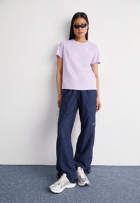 Nike Sportswear CLUB TEE - Základné tričko - violet mist
