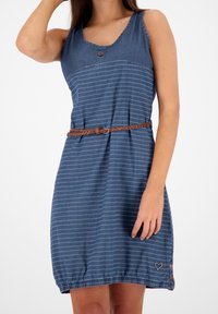 Denimmekko, jossa on sinisen ja vaaleansinisen raitakuosi, pyöreä kaula-aukko, nappiyksityiskohtia ja punottu ruskea vyö vyötäröllä. Sydänkoriste helmassa.