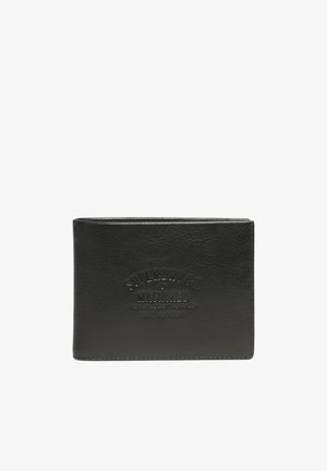 Cartera de cuero negro con un acabado texturizado. Presenta un logotipo en relieve en el centro y esquinas redondeadas. Diseño compacto y minimalista.