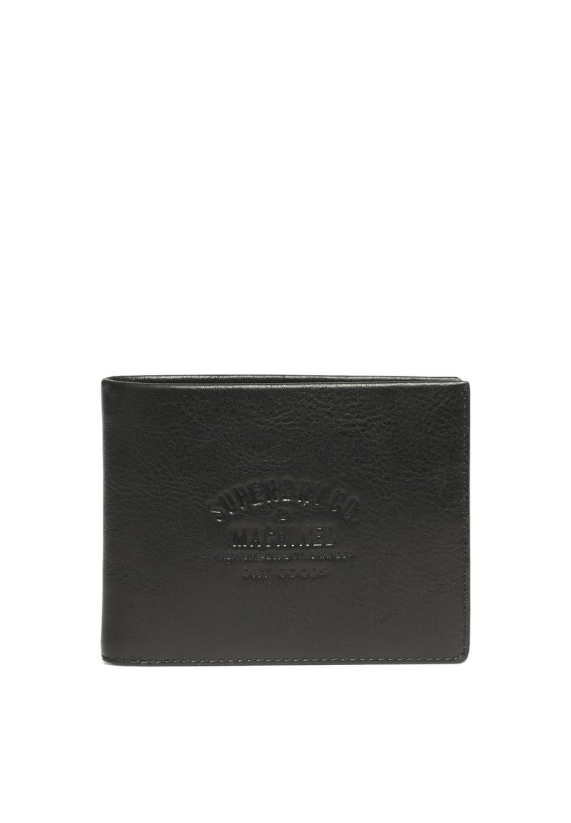 Cartera de cuero negro con un acabado texturizado. Presenta un logotipo en relieve en el centro y esquinas redondeadas. Diseño compacto y minimalista.