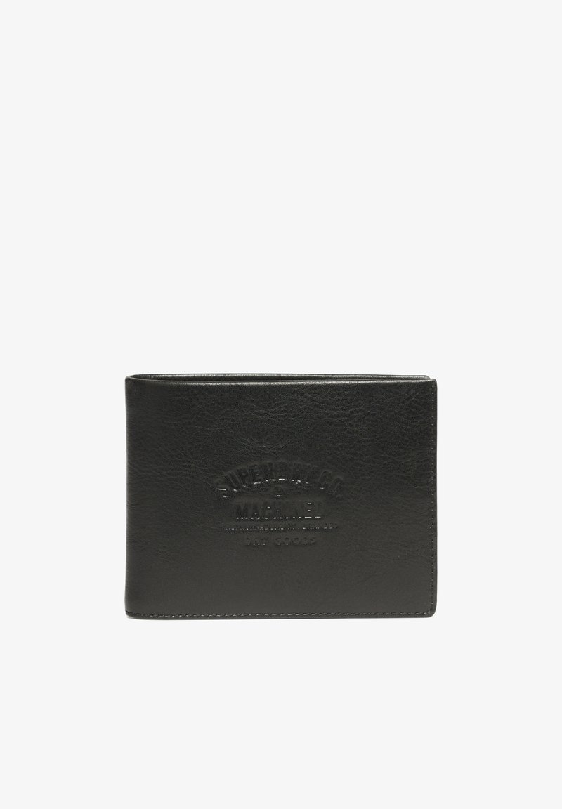 Cartera de cuero negro con un acabado texturizado. Presenta un logotipo en relieve en el centro y esquinas redondeadas. Diseño compacto y minimalista.