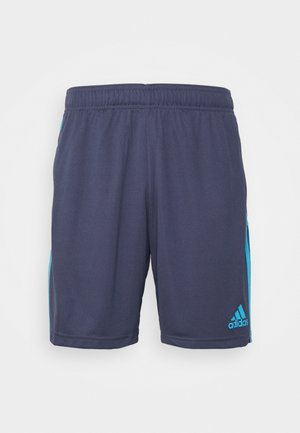 Short de sport Adidas bleu marine avec taille élastique et bandes latérales bleu clair, logo Adidas sur la partie inférieure de la jambe gauche.