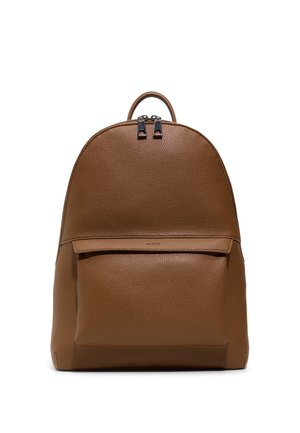 Mochila de cuero marrón texturizado con asa superior, bolsillo frontal con cremallera y cierre doble con cremalleras en la parte superior.