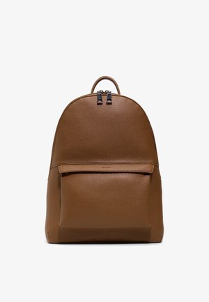 Sac à dos en cuir brun texturé avec poignée supérieure, poche avant zippée et fermeture double zip en haut.
