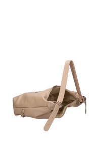 Beige leren handtas met een gladde textuur, ritssluiting en een verstelbare schouderband. Voorzien van zilverkleurige hardware en een minimalistisch ontwerp.