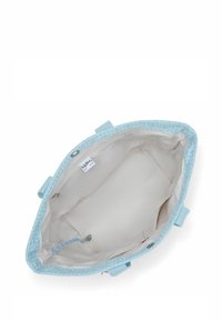 Vaaleansininen kantolaukku, jossa on teksturoitu kuosi, beige vuori ja kaksi kahvaa. Sisällä on pieni klipsi turvallisuutta varten.