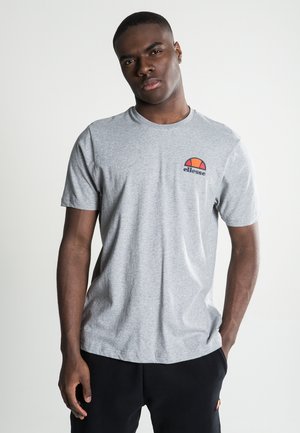 Camiseta de algodón gris con mangas cortas y cuello redondo, que presenta un colorido logo de ellesse en el lado izquierdo del pecho. Diseño sencillo, ajuste relajado.