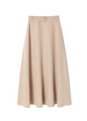 Jupe A-line beige avec une taille ceinturée, en tissu doux, longueur genoux, et texture lisse, présentant un design simple sans motifs.