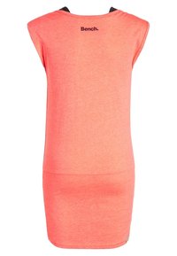 Jasna koralowa sukienka bez rękawów o dopasowanym kroju; wykonana z miękkiej mieszanki bawełny. Z tyłu mały czarny napis „Bench.”.