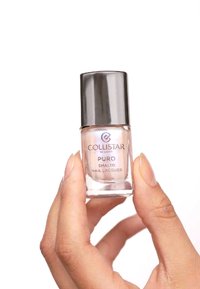 Collistar nagellack i en klar glasflaska, rektangulär form, med en blank silverlock och en mjuk rosa genomskinlig vätska inuti.