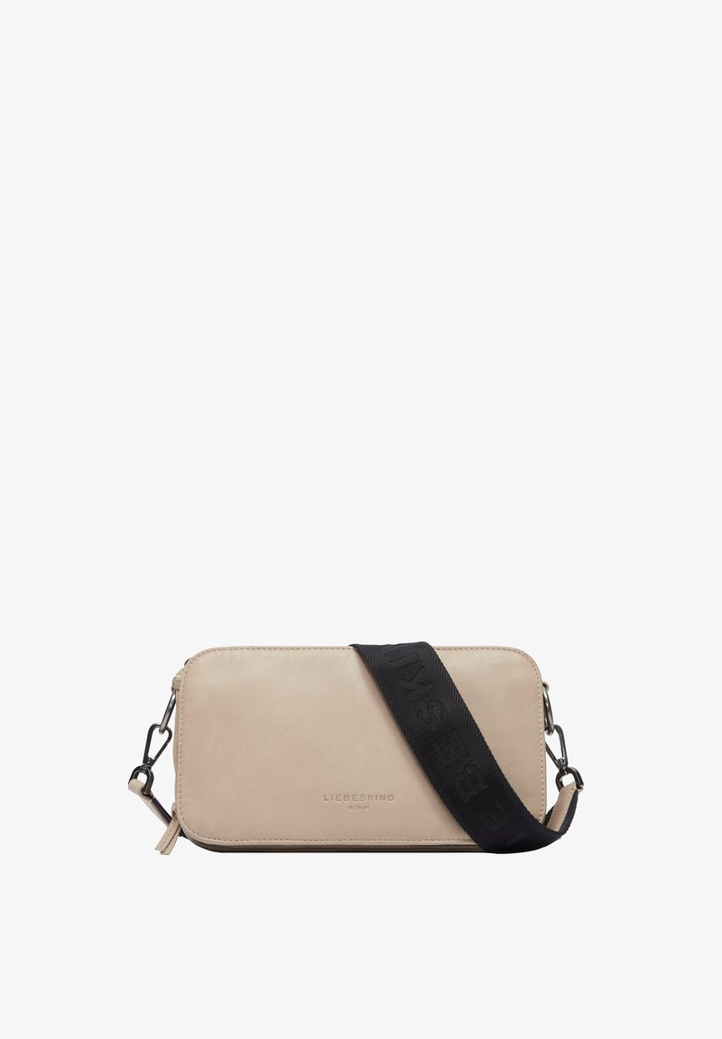 Borsa a tracolla in pelle beige con una superficie liscia, tracolla nera regolabile con logo impresso e design minimalista. Chiusura a zip.