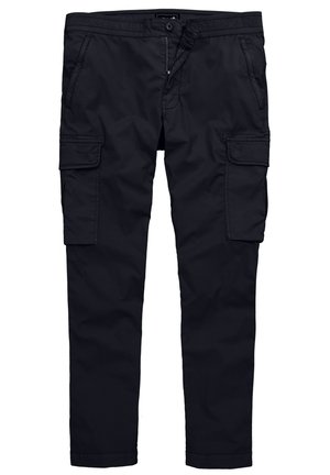 Pantaloni cargo neri realizzati in tessuto testurizzato. Presentano due tasche laterali, due tasche sulla coscia con pattina e una chiusura con bottone e zip.