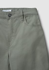 Pantaloni khaki realizzati in un morbido misto cotone, dotati di tasche frontali, chiusura a bottone e una vita stretta con dettaglio elastico arricciato.