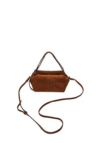 Hnědá semišová kabelka přes rameno se strukturovaným tvarem, dvojitými rukojeťmi a dlouhým nastavitelným popruhem. Má švové detaily a žádné viditelné kovové části.