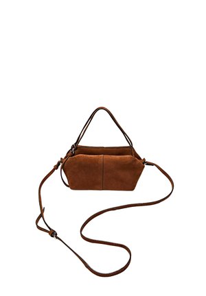 Borsa a tracolla in suede marrone con forma strutturata, doppi manici e una tracolla lunga regolabile. Presenta dettagli di cucitura e nessuna ferramenta visibile.