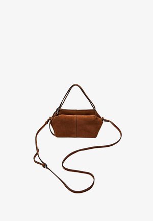 Braune Wildleder-Umhängetasche mit klarer Form, zwei Griffen und einem langen, verstellbaren Gurt. Verfügt über Nahtdetails und keine sichtbaren Metallteile.